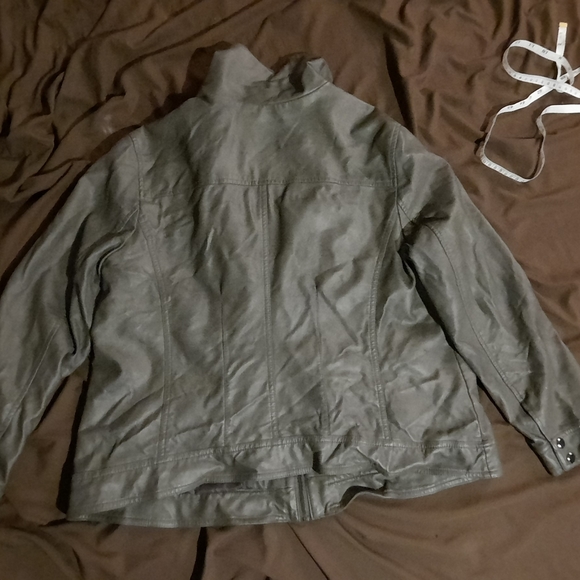 Feminine cut Leather Motorcycle Jacket - Picture 7 of 14